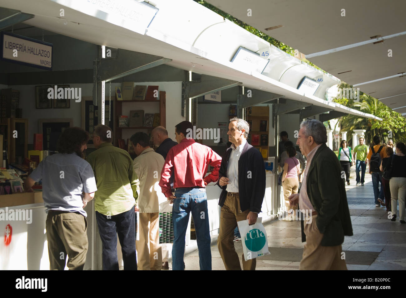Spanien Madrid Männer und Frau Shop an gebrauchtes Buch Ständen auf Stadt Bürgersteig Stockfoto