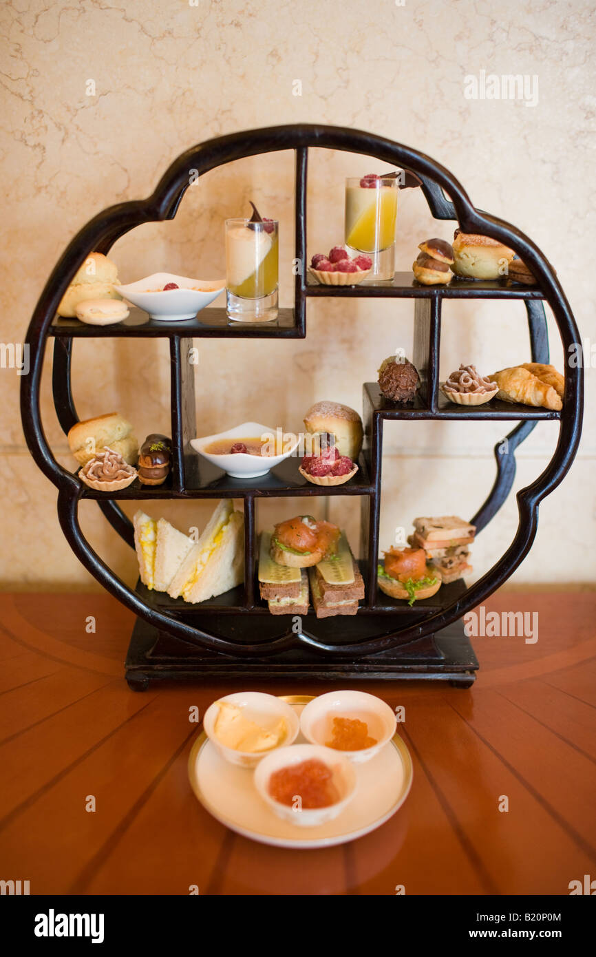 High Tea Darstellungsmodell im Raffles Beijing Hotel einschließlich Sandwiches, Kuchen und Gebäck, China Stockfoto