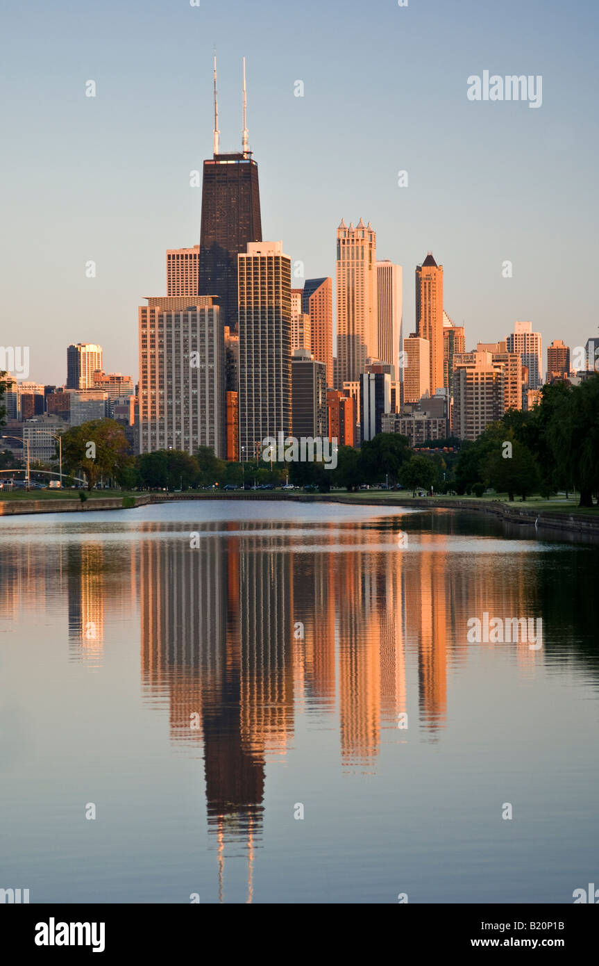 Chicago Skyline bei Sonnenuntergang von der Chicago River basin Stockfoto
