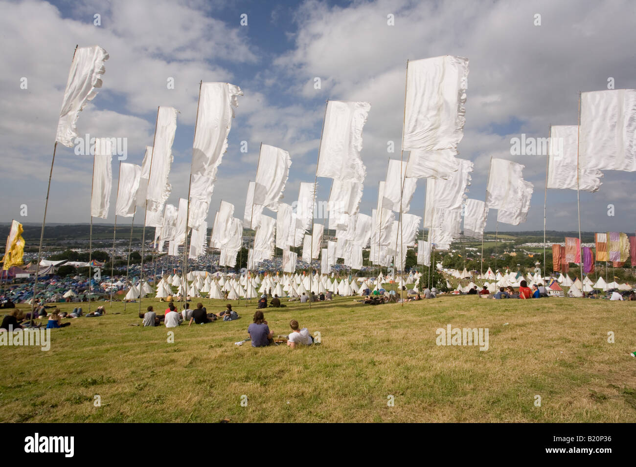 Flaggen auf dem Hügel über dem Tipi-Feld. Glastonbury Festival 2008 Stockfoto