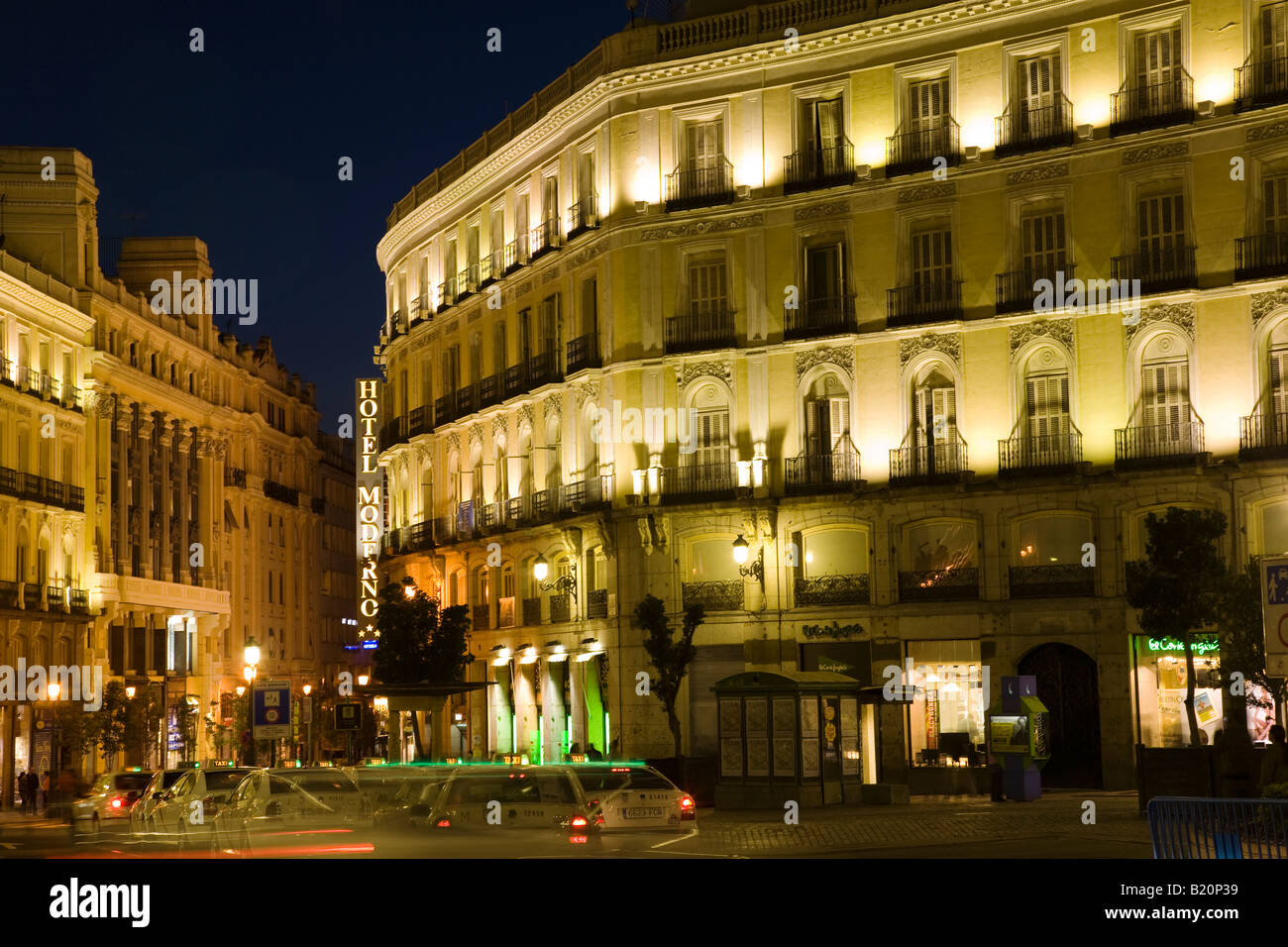 Spanien Madrid Aussenansicht des Hotel Moderno in der Nähe von Puerto del Sol in der Nacht mit Zeichen Linie von Taxis warten am Bordstein Stockfoto
