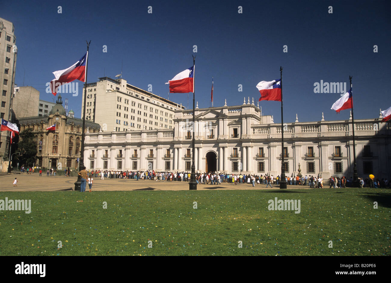 Chilenische Fahnen und Menschenmenge vor dem La Moneda Palace / Palacio de La Moneda, Plaza de la Constitucion, Santiago, Chile Stockfoto