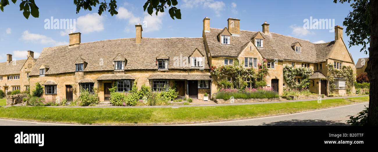 Panoramablick auf alten Steinhäusern in der High Street in der Cotswold-Dorf Broadway, Worcestershire Stockfoto