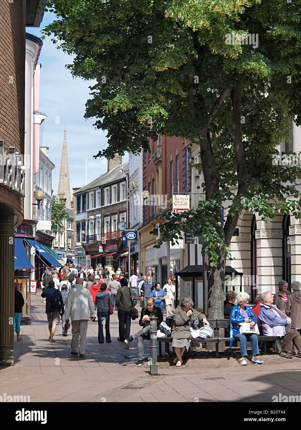 Blick auf die London Street eine gepflasterte Fußgängerzone in Richtung Kathedrale von Norwich Norwich Norfolk Stockfoto