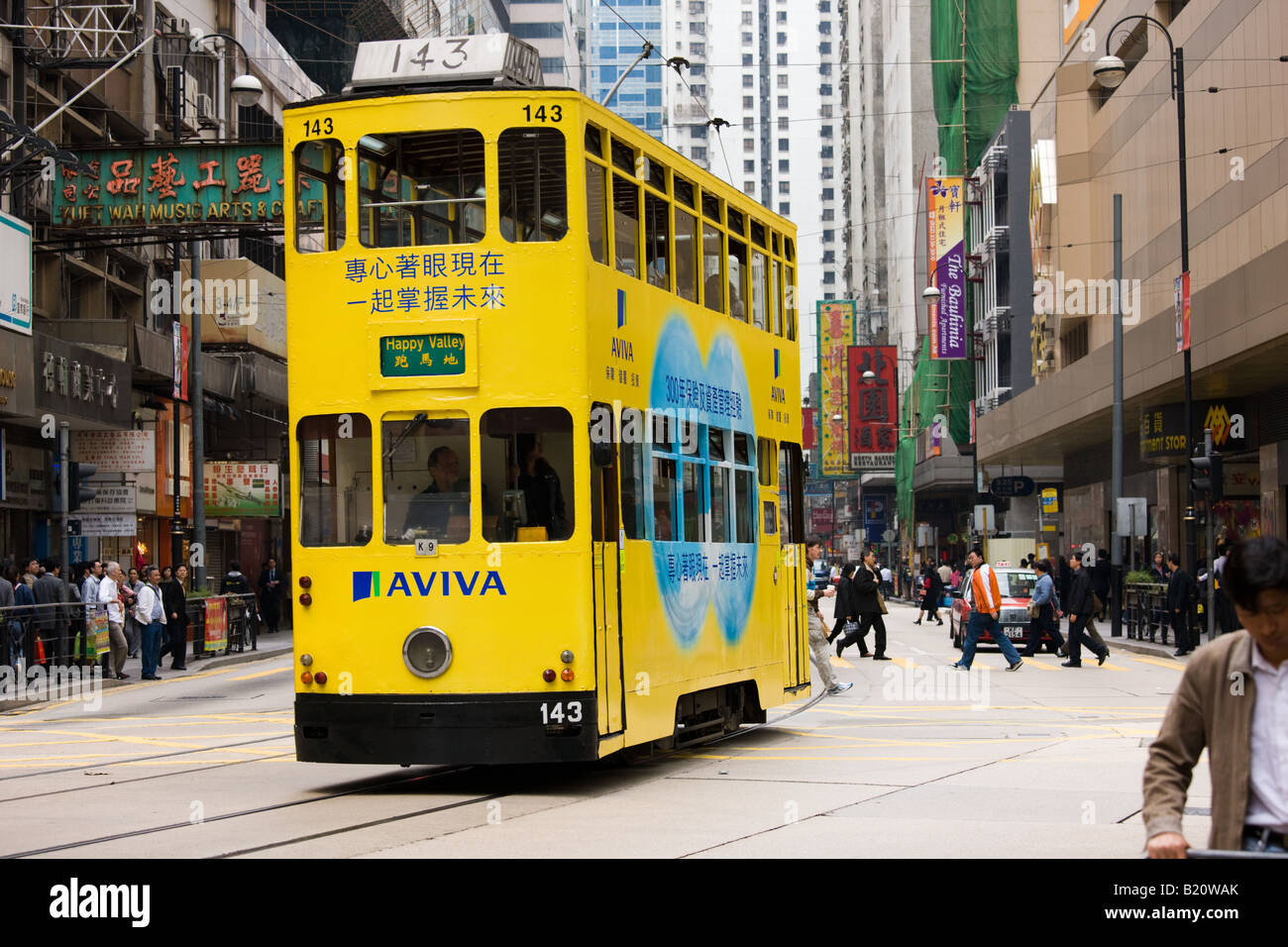 Straßenbahn in traditionellen chinesischen Altstadt Des Voeux Road Sheung Wan Hong Kong Island China Stockfoto