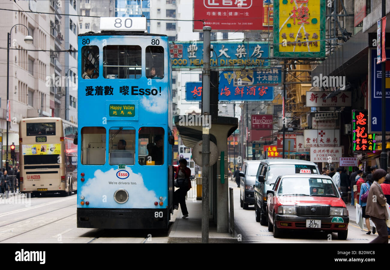 Straßenbahn in traditionellen chinesischen Altstadt Des Voeux Road Sheung Wan Hong Kong Island China Stockfoto