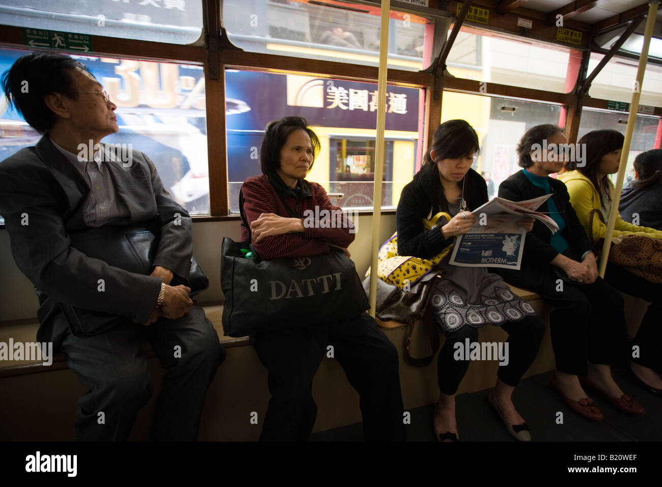 Passagiere in Straßenbahn in der traditionellen alten chinesischen Bezirk Des Voeux Road Sheung Wan Hong Kong Island China Stockfoto