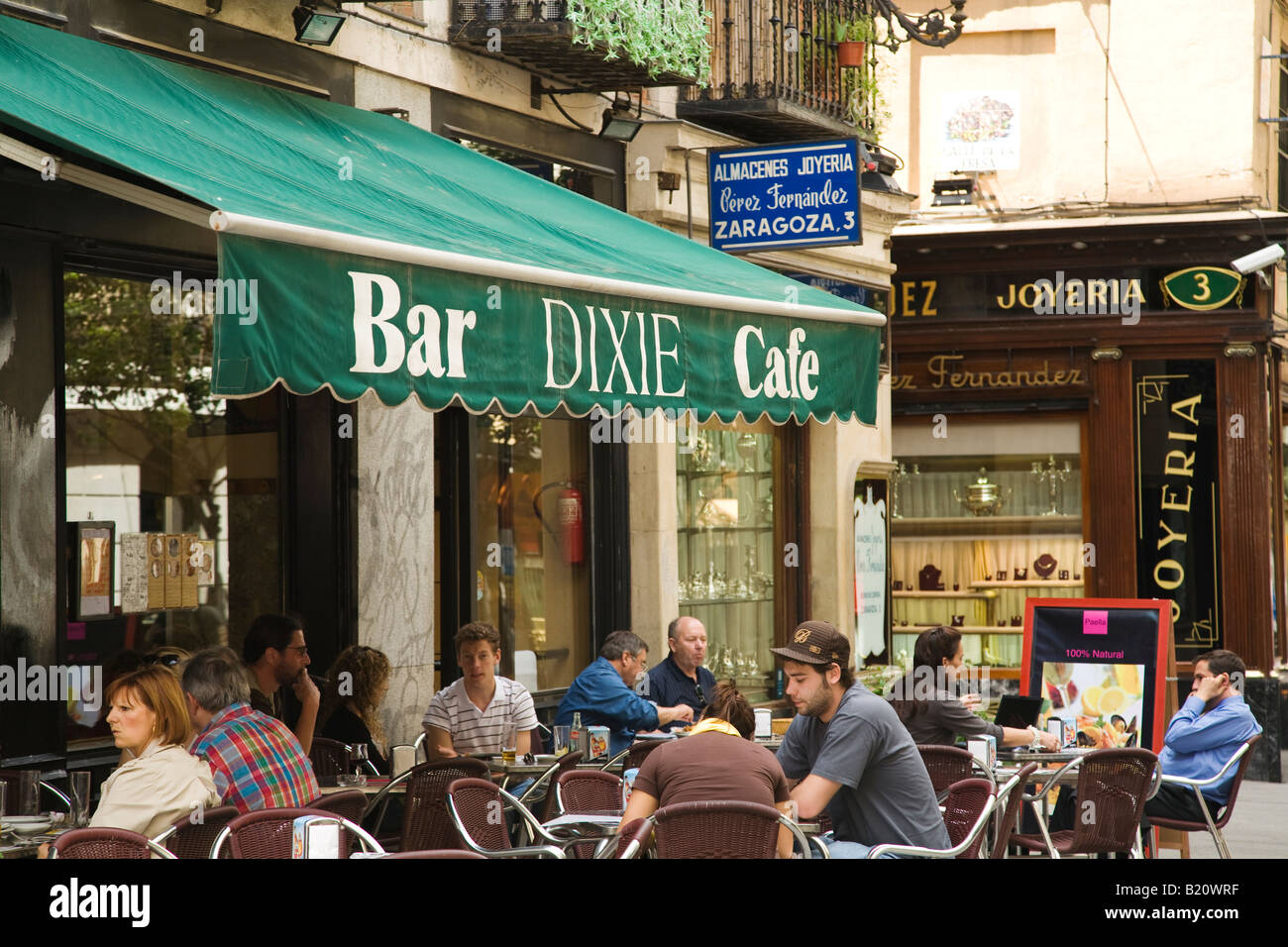 Spanien Madrid Leute sitzen an Tischen im Freien an Dixie Bar und Cafe  grne Markise im Restaurant Englisch name in der spanischen Stadt  Stockfotografie - Alamy