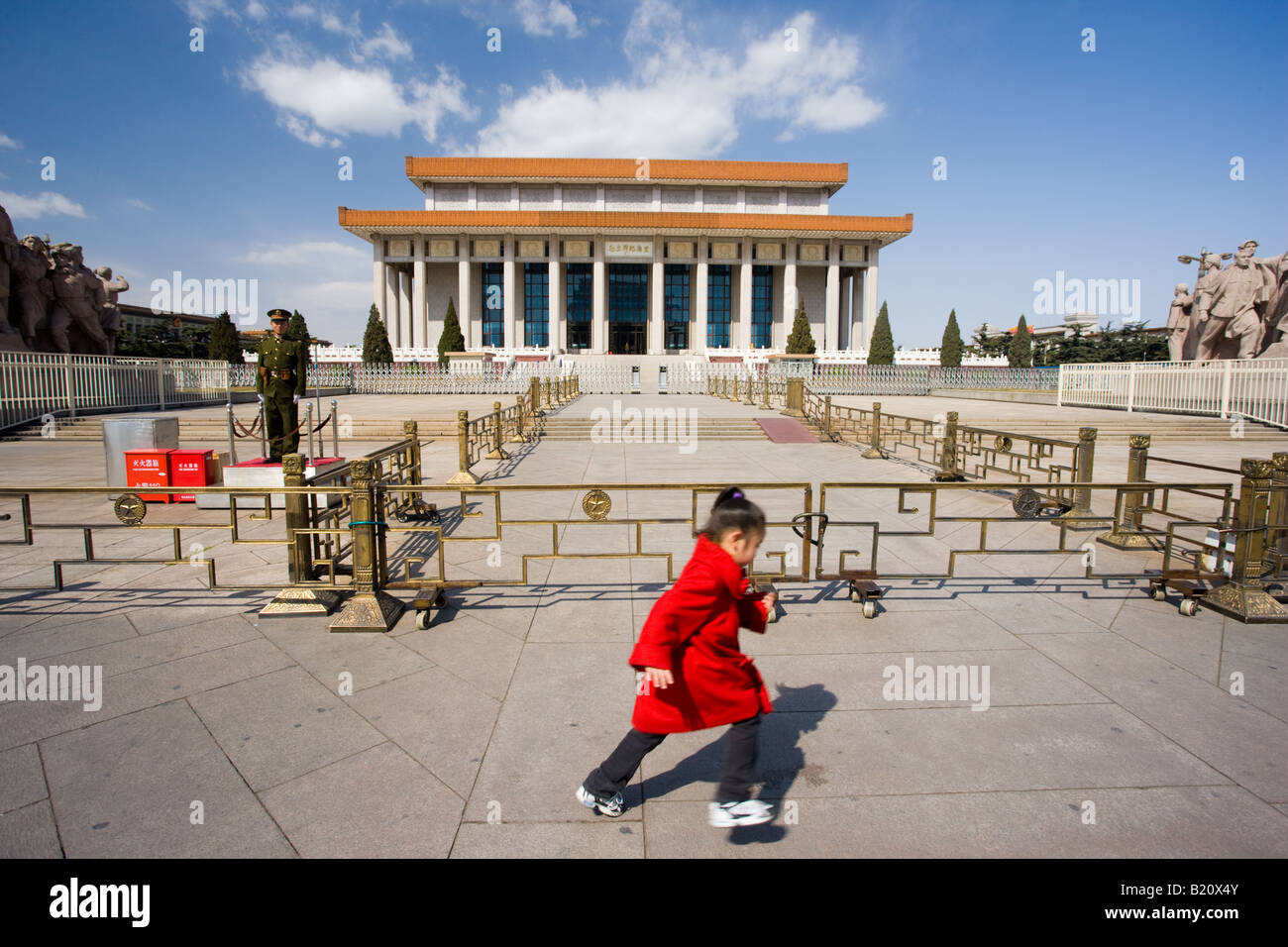 Junges Mädchen führt vorbei an einen Soldaten außerhalb s Mao Mausoleum Tian ein Männer Platz Beijing-China Stockfoto