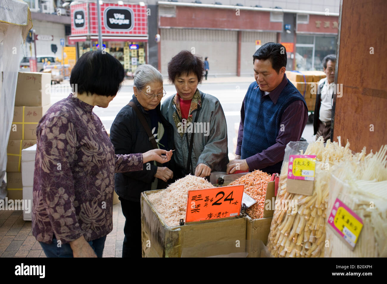 Frauen Einkaufen für Chinesen getrockneten Fisch und Medikamente im Shop in Wing Lok Street Sheung Wan Hong Kong China Stockfoto