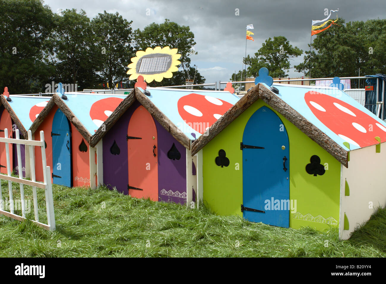 Podpads alternative Luxusunterkunft auf Popkonzert Musikfestivals gesehen hier bei Glastonbury 2008 mit solar Schalttafel Stockfoto