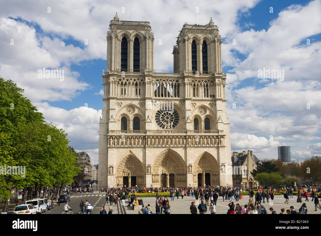 Kathedrale Notre-Dame außen Eingang Westfassade mit Besuchern und Touristen in Frühlingssonne Paris Frankreich Europa Stockfoto