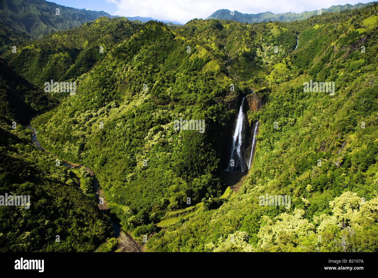 Panorama Luftbild von remote mountain Wasserfälle im Film Jurassic Park gefunden auf der üppig grüne bergige Insel Kauai, Hawaii Stockfoto