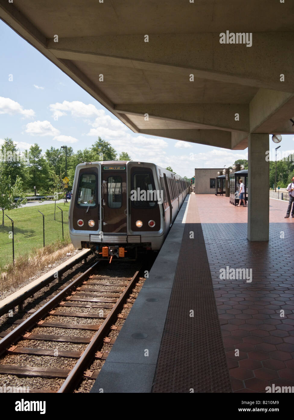 Trainieren Sie, Ankunft am Bahnhof Greenbelt, Metrorail in Washington DC, USA Stockfoto