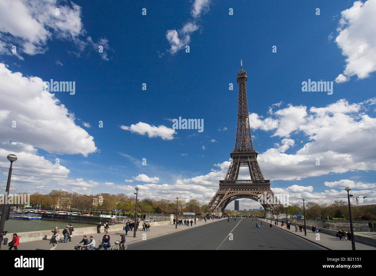 Eiffelturm im Frühling Sonnenschein tagsüber Paris Frankreich Europa EU Stockfoto