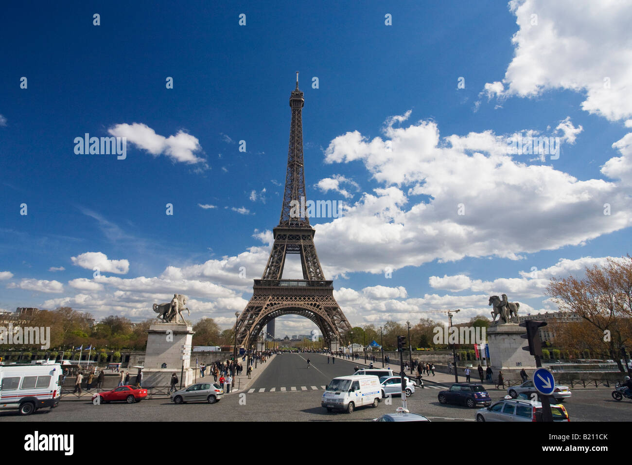 Eiffelturm in der Frühlingssonne mit blauen Himmel tagsüber Paris Frankreich Europa Stockfoto