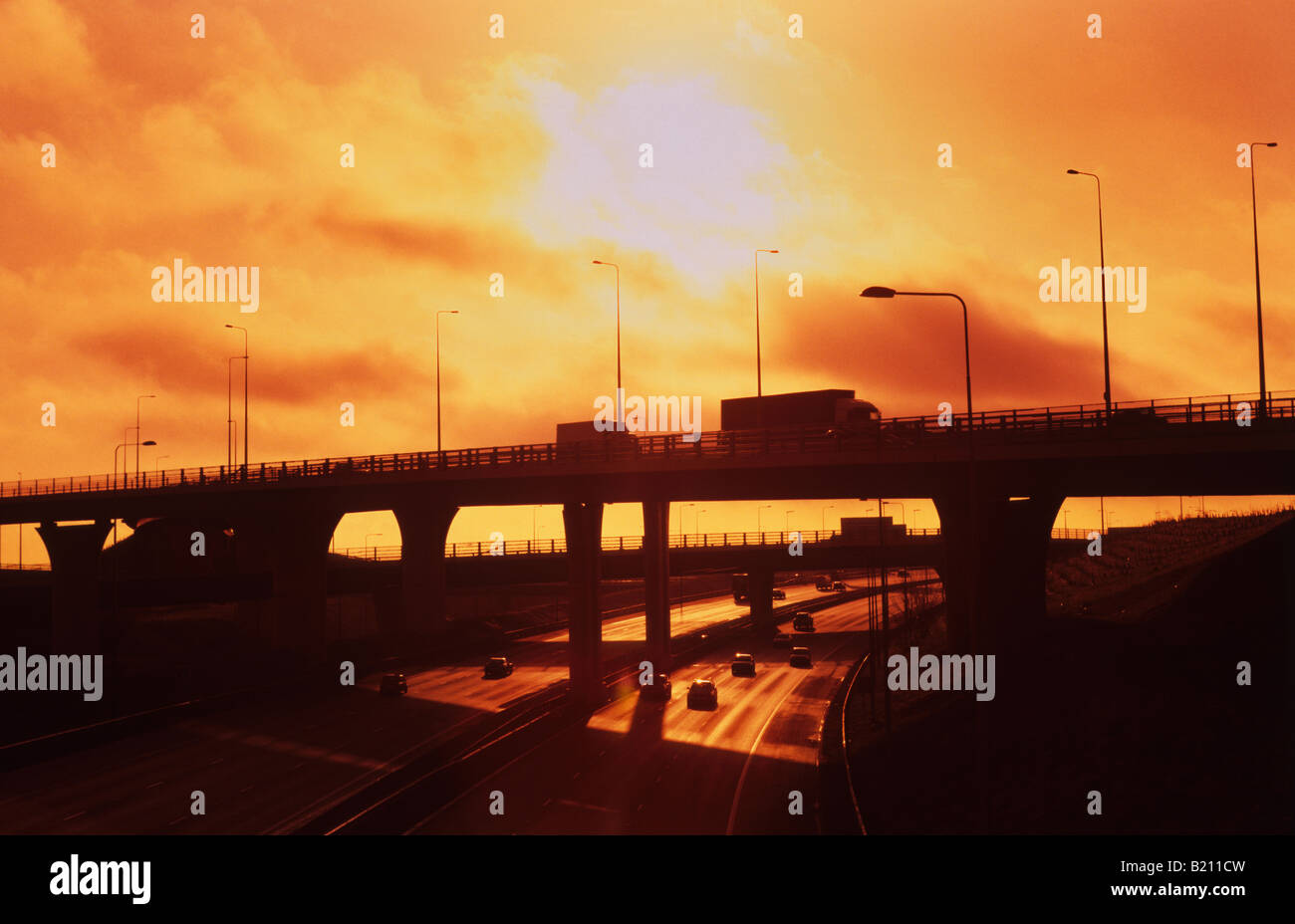 Verkehr, Reisen an Holmfield Kreuzung bei Sonnenaufgang, die Verknüpfung der Autobahnen A1 M1 und M62 Leeds Yorkshire UK Stockfoto