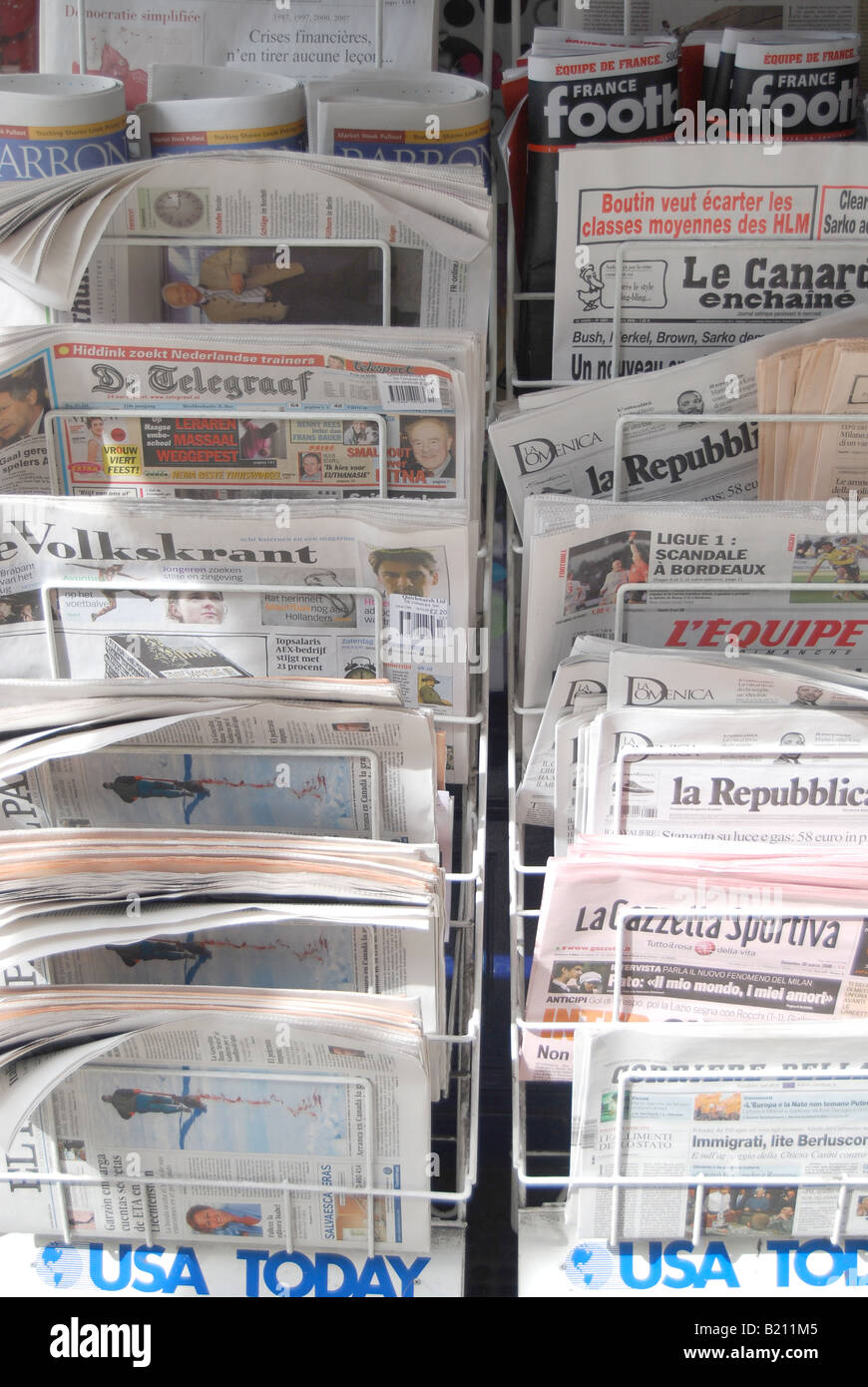 Zeitungen Zeitschriften sammeln Nachrichten internationale Zeitungen Sprachen Stockfoto