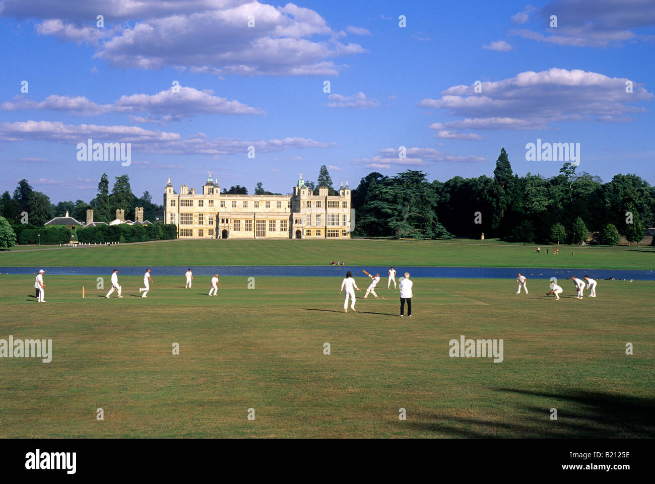 Cricket Match Audley End House Essex traditionelle Quintessenz englische Szene Ansicht Cricket spielen Herrenhaus East Anglia Stockfoto