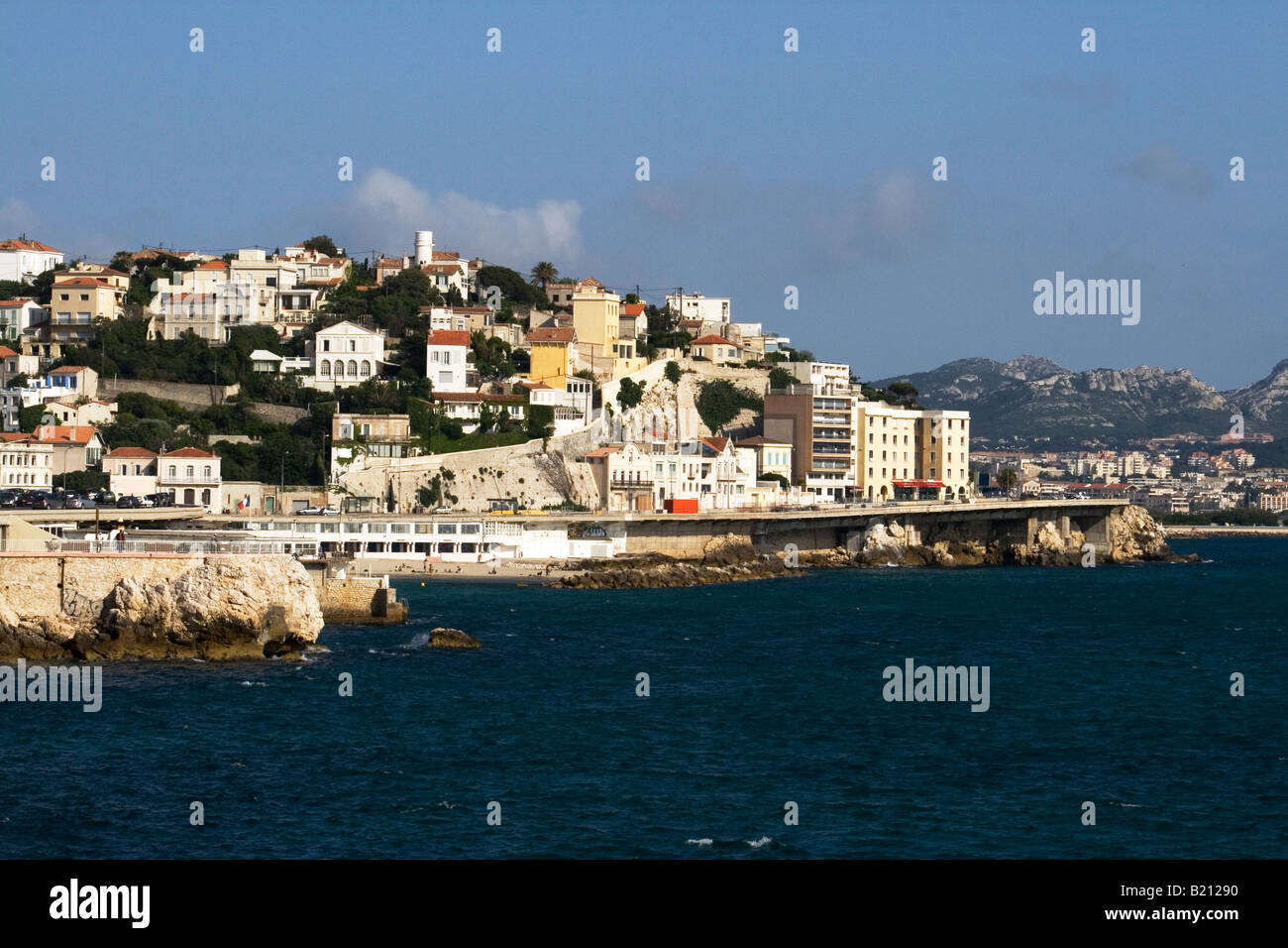 Blick von der Küstenstraße in Marseille (Corniche du Präsident John F. Kennedy) mit Blick auf Les Plages de Propheten. Stockfoto