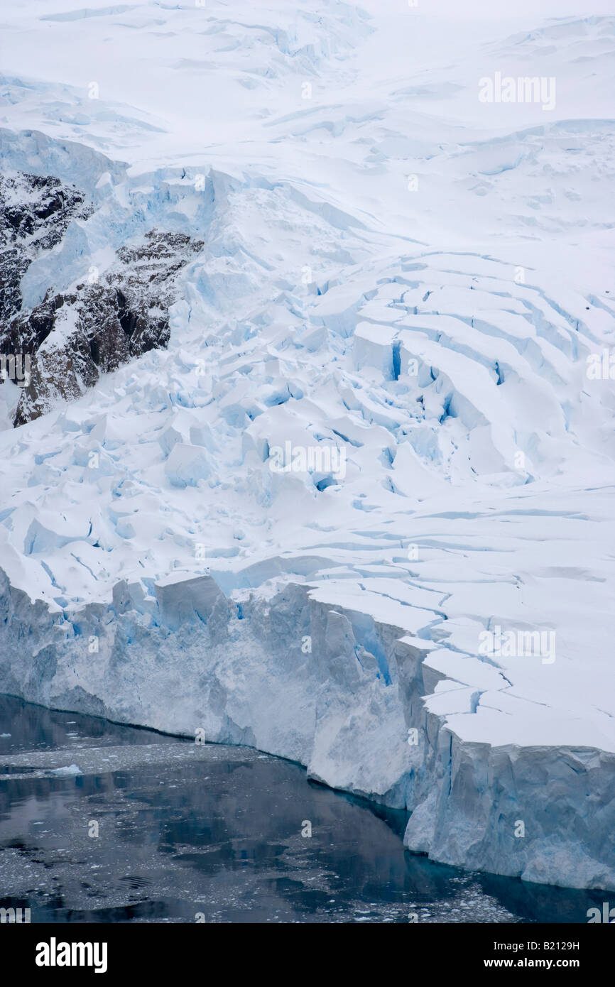 Panoramablick auf die Vertikale erstaunlich großen blauen Eis Gletscher oben brechen und fallen in den Ozean Neko Harbour Antarktis Antarktische Halbinsel Stockfoto