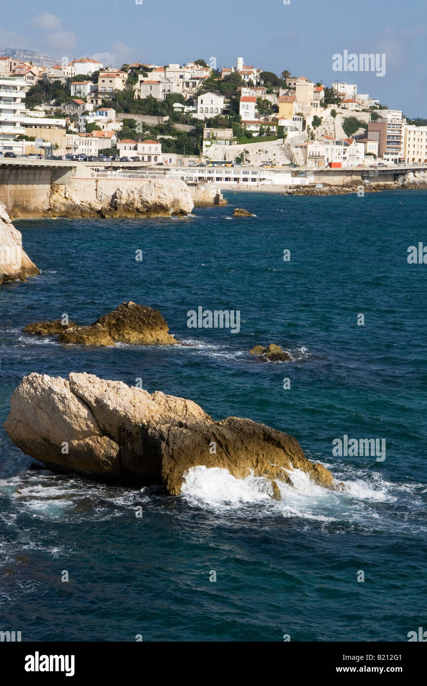 Blick von der Küstenstraße in Marseille (Corniche du Präsident John F. Kennedy) mit Blick auf Les Plages de Propheten. Stockfoto