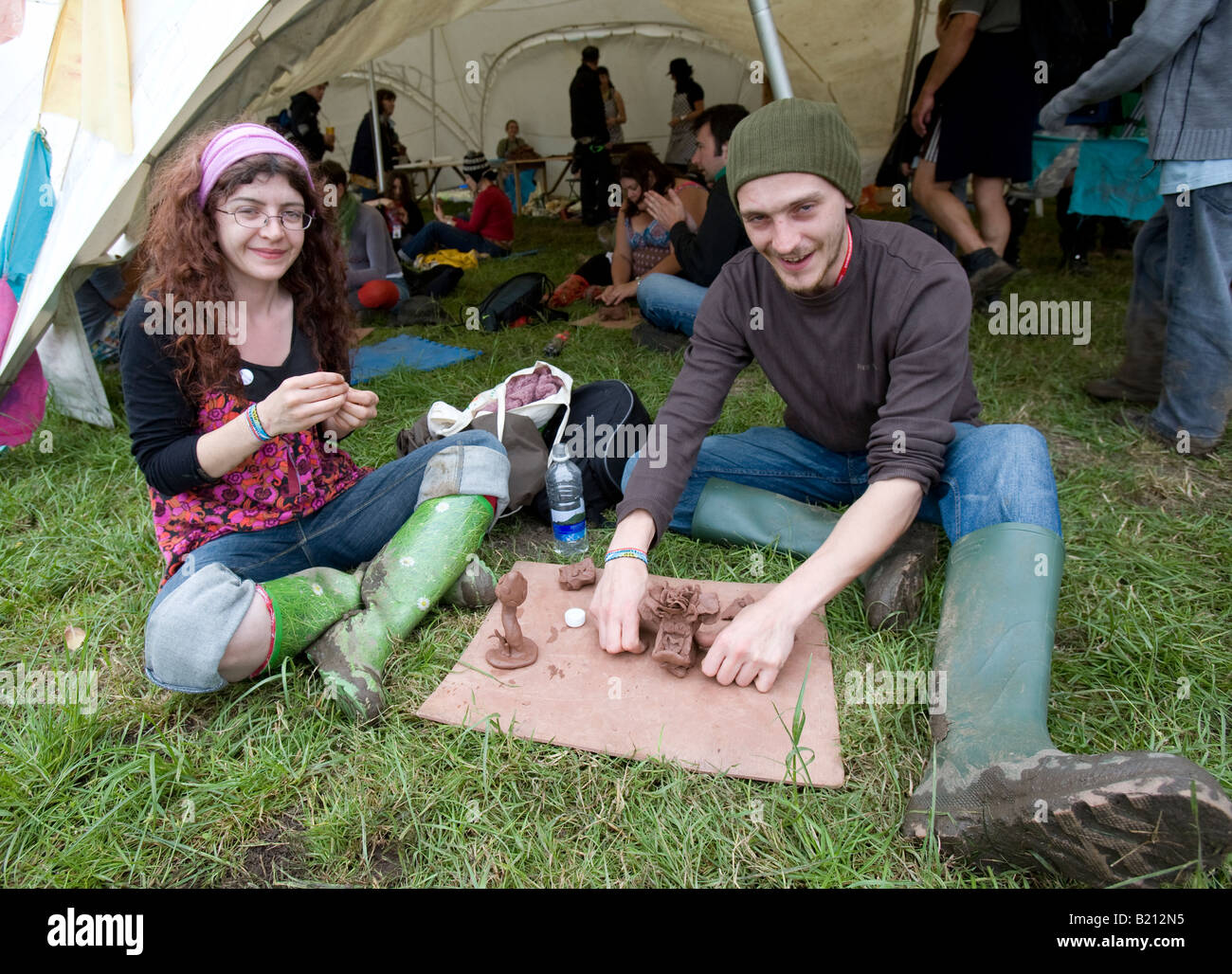 Menschen machen Clay Modelle Glastonbury Festival Pilton Somerset UK Europe Stockfoto