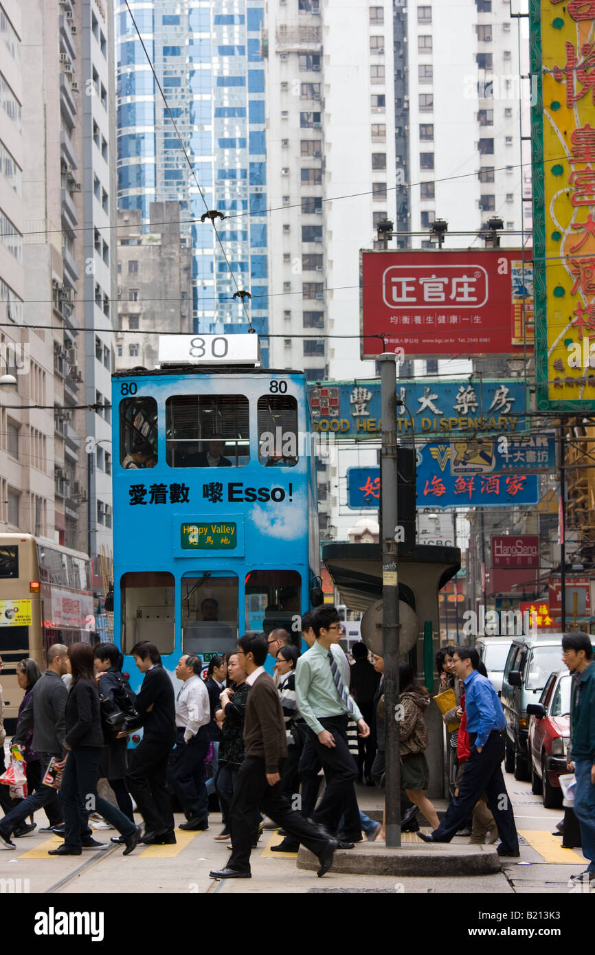 Fußgänger und Straßenbahnen in der alten chinesischen Bezirk Des Voeux Road Sheung Wan Hong Kong Island China Stockfoto