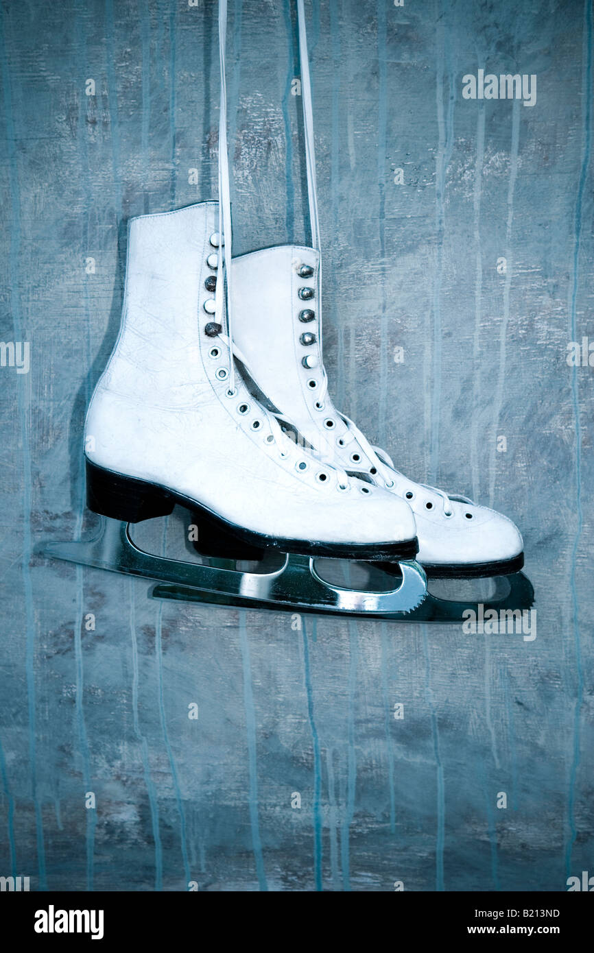 Traditionelle weiße Leder Eislaufen Stiefel Stockfoto