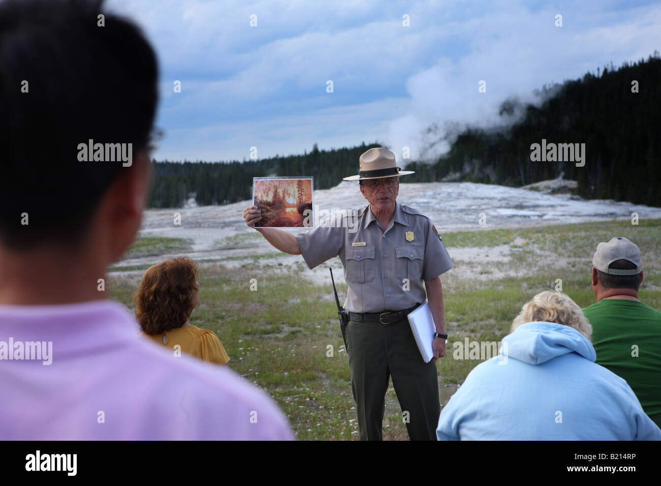 Yellowstone Parkranger stellt für Touristen vor Old Faithful Geysir Stockfoto