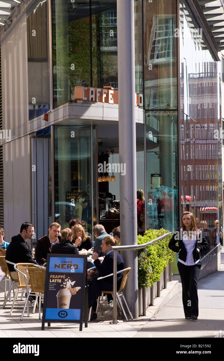 Cafe NERO auf Kensington High Street, Kensington London Vereinigtes Königreich Stockfoto