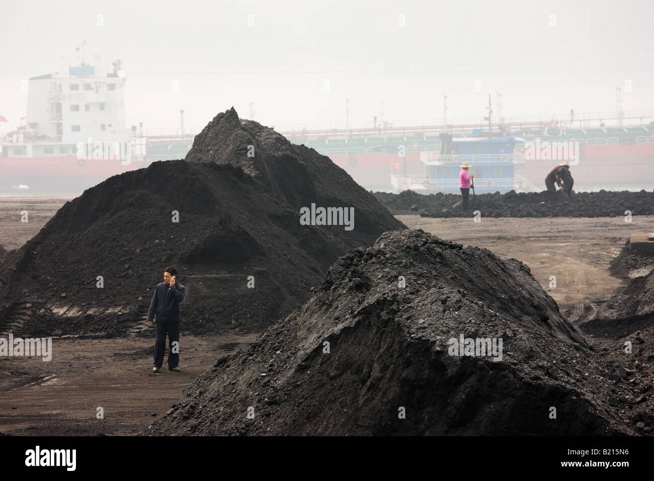 Kohle in Haufen von Yangzi Fluss Yichang China Stockfoto