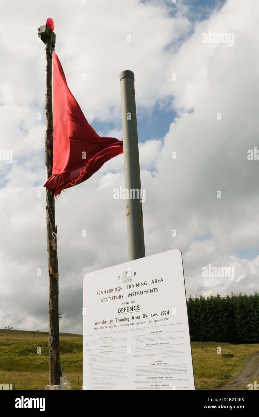 rote Warnung Flagge bei geschlossenen Truppenübungsplatz Sennybridge Powys Wales UK Stockfoto