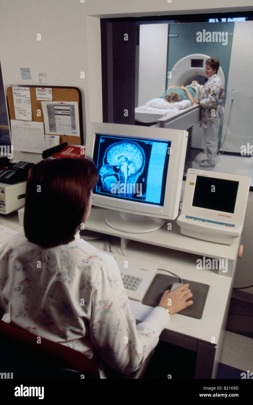 MRI (Magnetic Resonance Imaging) mit Patienten, Krankenschwester & Techniker im Krankenhausbereich. Stockfoto
