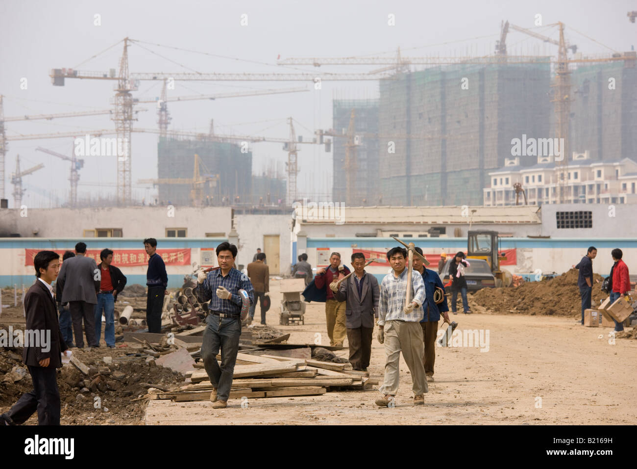 Arbeiter auf eine Wohnsiedlung in Yichang China Stockfoto