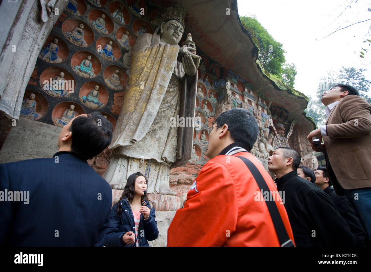 Touristen sehen Buddha-Statuen Felsschnitzereien am Mount Baoding Chongqing China Stockfoto