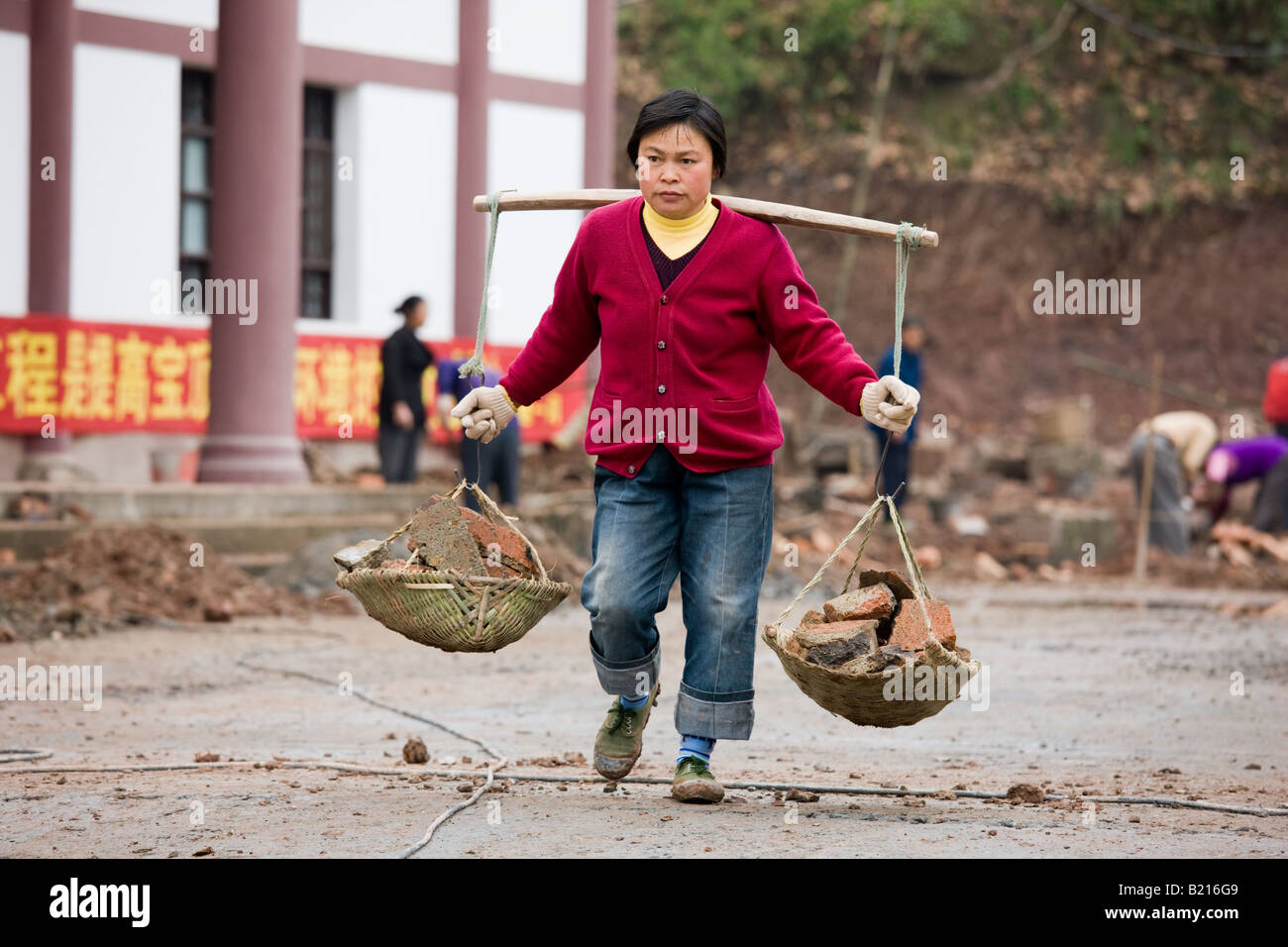 Frau bei der Arbeit bauen neue Touristenzentrum Dazu Rock Carvings montieren Baoding Chongqing China Stockfoto