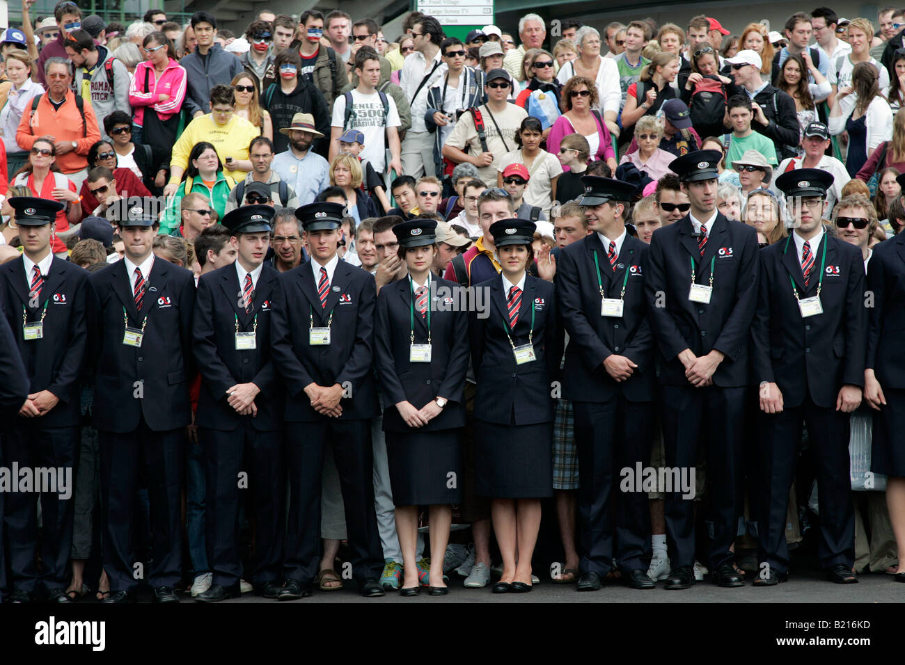 Sicherheit zurückhalten die Massen bevor sie auf dem Gelände an der Wimbledon Tennis Championships 2008 vermietet werden Stockfoto