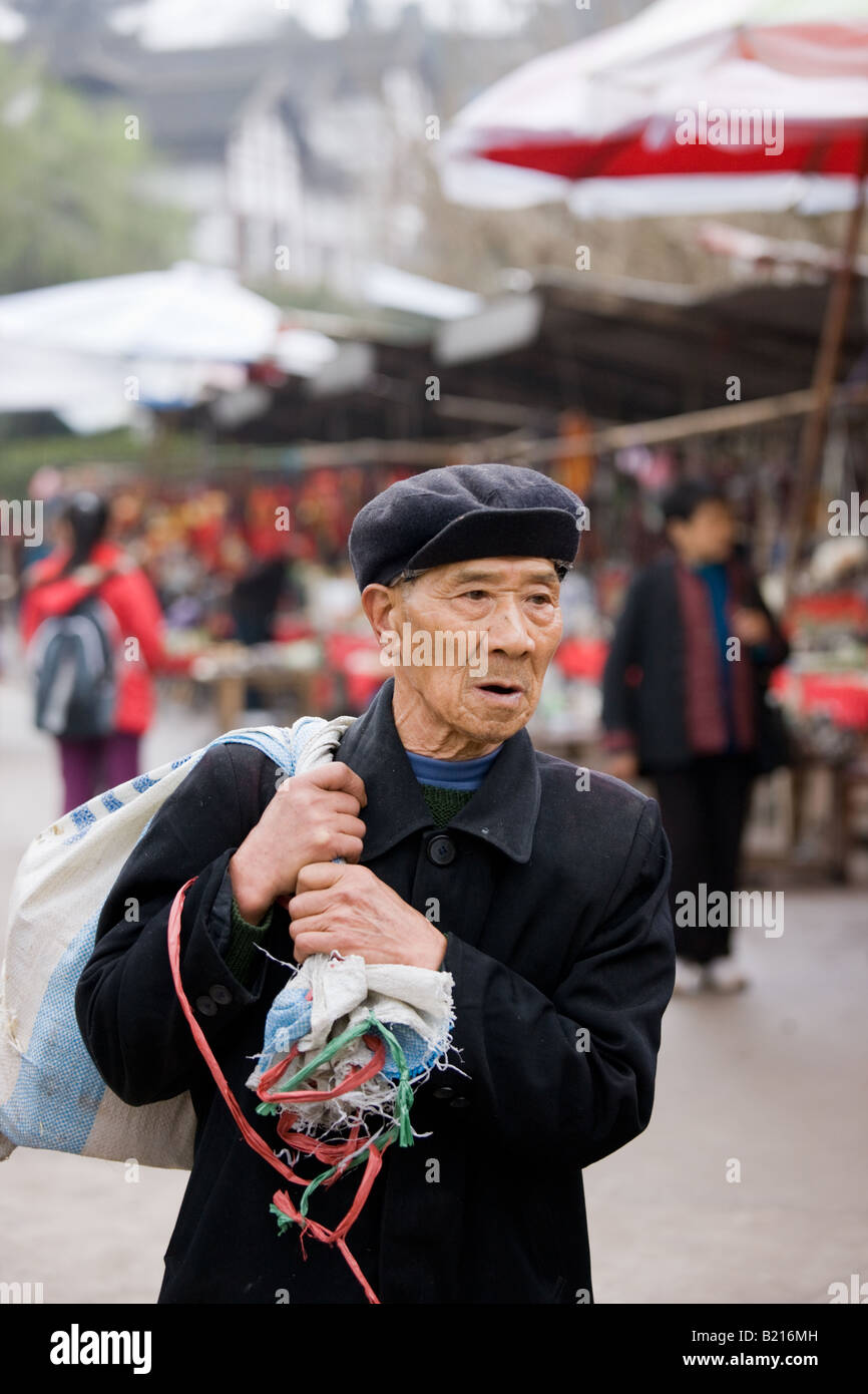 Alte chinesische Mann mit Sack durch Chongqing China Stockfoto