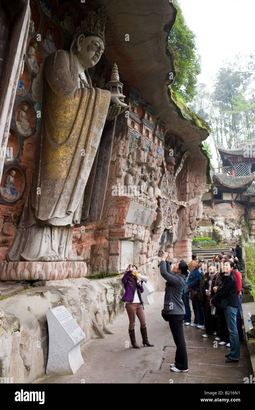 Touristen am Dazu rock Carvings der Buddha der Barmherzigkeit am Mount Baoding Chongqing China Stockfoto
