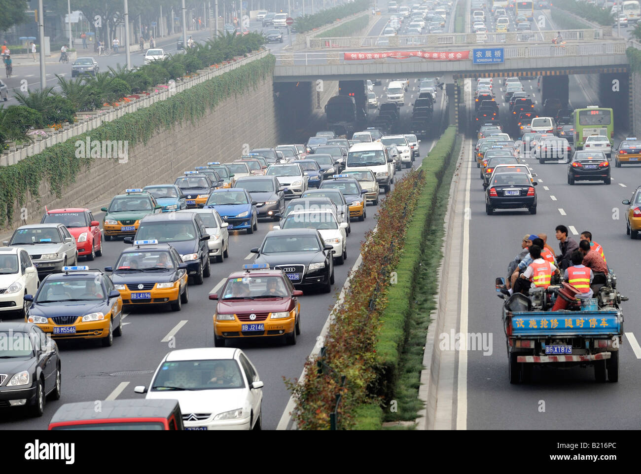 Schwerverkehr in Peking, China. 10. Juli 2008 Stockfoto