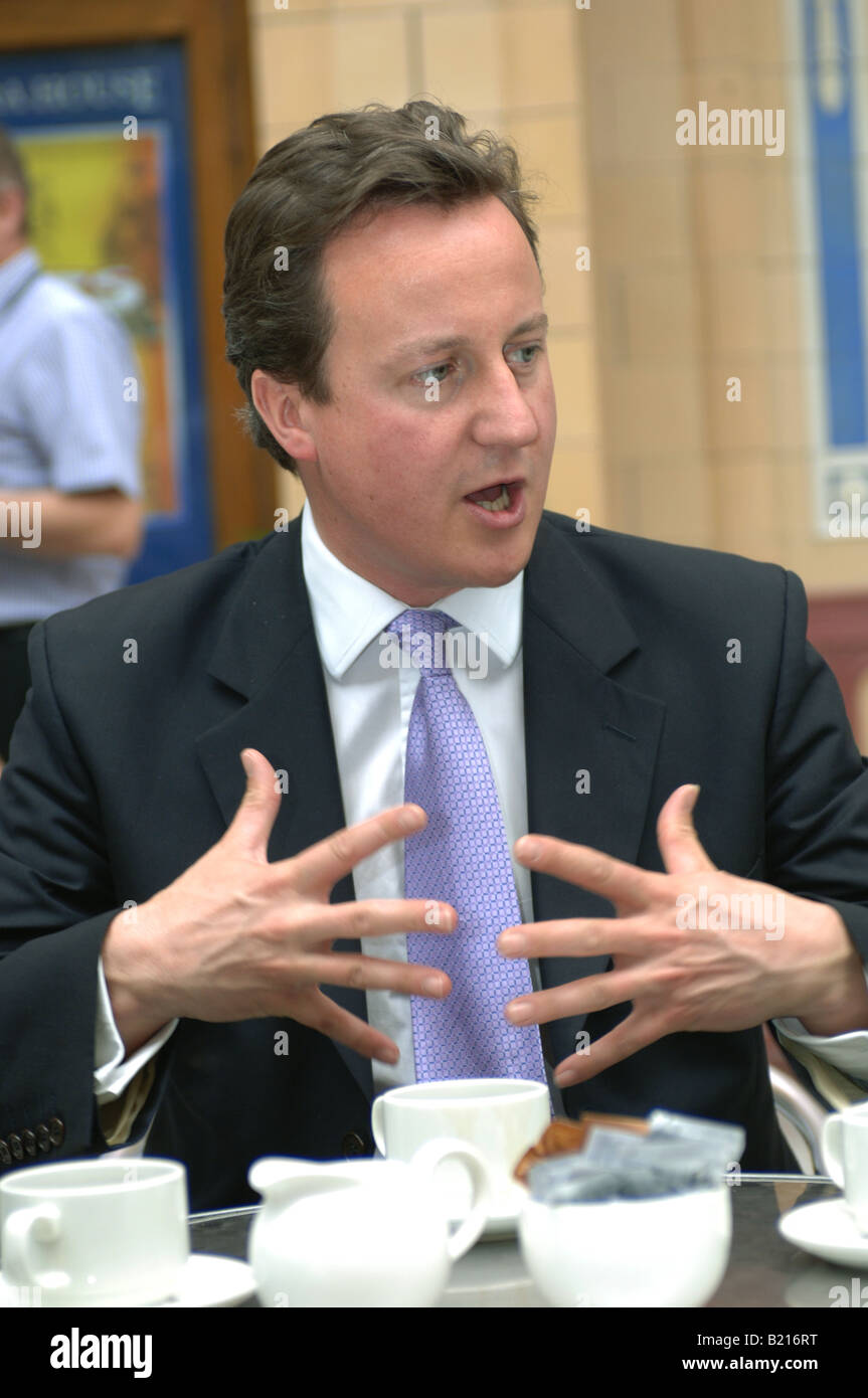konservativer Führer David Cameron bei einem Treffen im Gespräch Stockfoto