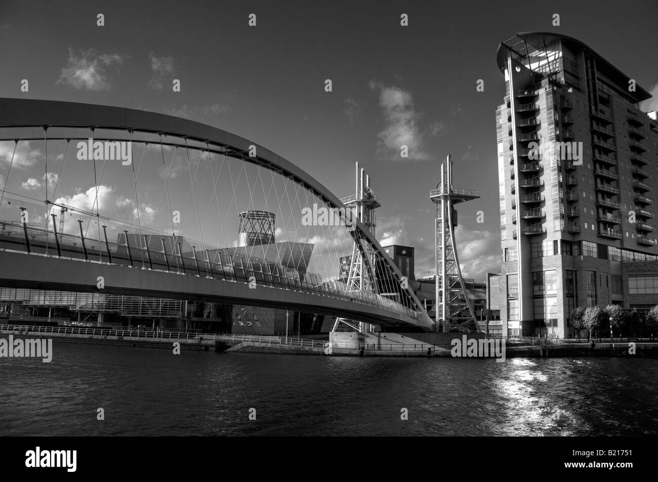 Weitwinkelaufnahme Der Lowry Brücke und Apartments an den Manchester Ship Canal, Salford Quays, Manchester, UK Stockfoto