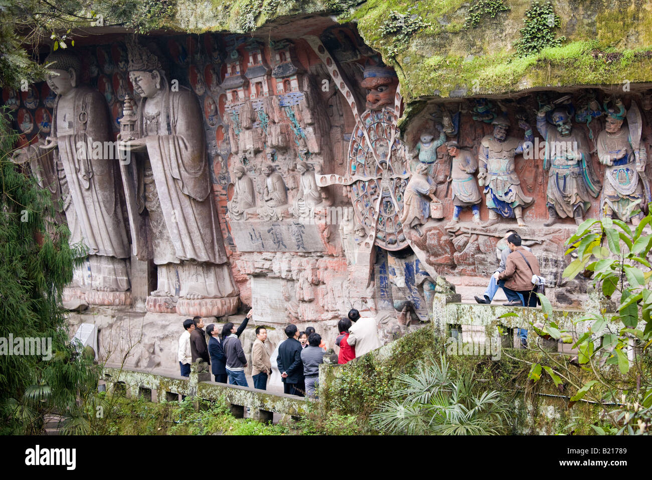 Tourist Schau Anicca Gott des Schicksals halten Rad des Lebens Felsschnitzereien Berg Baoding China Stockfoto