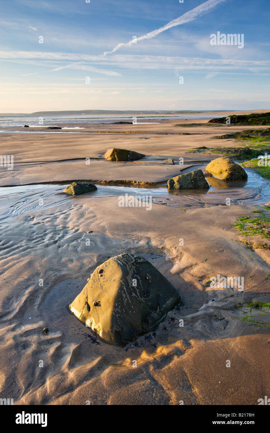 Ebbe am sandigen Strand von Westward Ho! Devon England Stockfoto