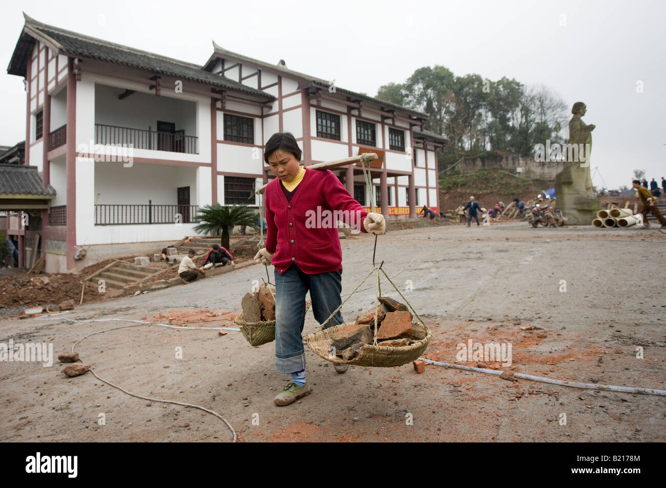 Frau bei der Arbeit bauen neue Touristenzentrum Dazu Rock Carvings montieren Baoding Chongqing China Stockfoto