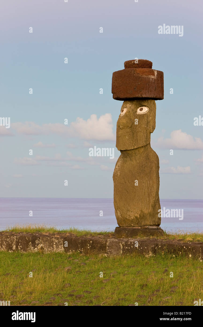 Südamerika Chile Rapa Nui-Osterinsel-Moai-Statue Ahu Ko Te Riku nur Topknotted und beäugte Moai auf der Insel Stockfoto