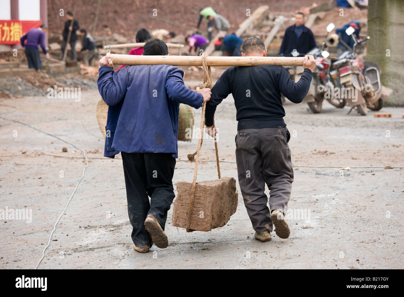 Männer in Arbeit Gebäude neue touristische Zentrum Dazu Rock Carvings montieren Baoding Chongqing China Stockfoto