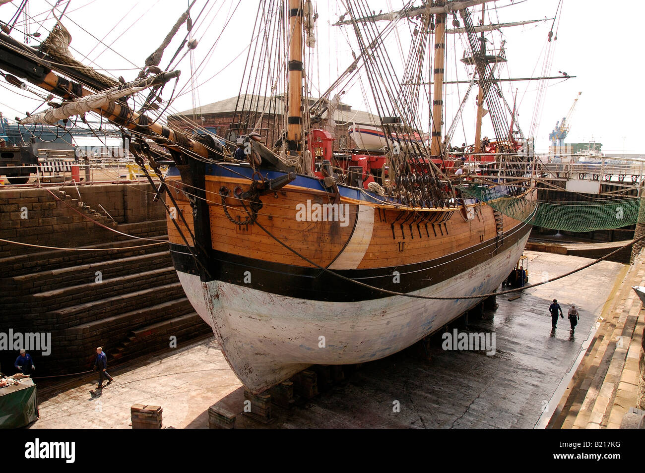HM Bark bemühen sich eine Nachbildung des berühmten Schiff Kapitän James Cook, abgebildet im Trockendock in Hull England während einer Renovierung im Mai 2003 Stockfoto