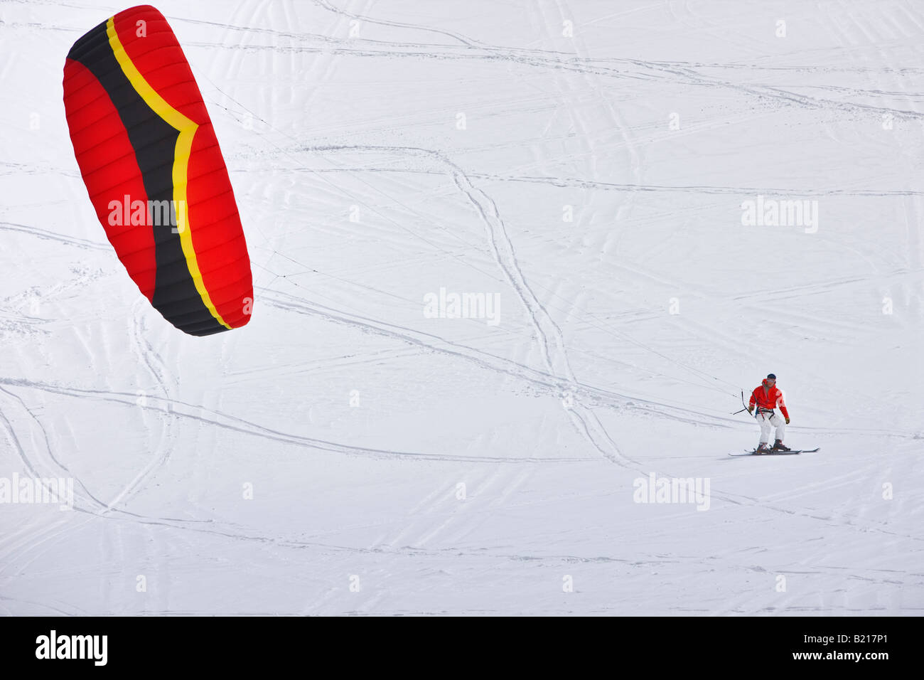 Ein einsamer Kite-Skifahrer in Colorado, USA. Stockfoto